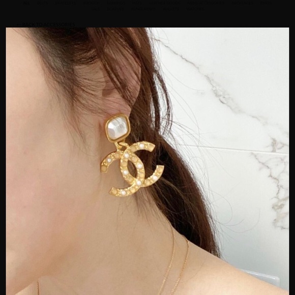 CHANEL Jewelry - SALE 1️⃣6️⃣0️⃣0️⃣ Chanel Authentic gold pearl earrings